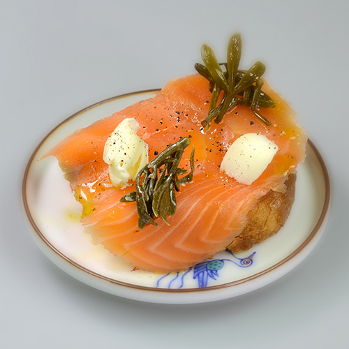 Crostino con salmone affumicato paccasassi e noce di burro